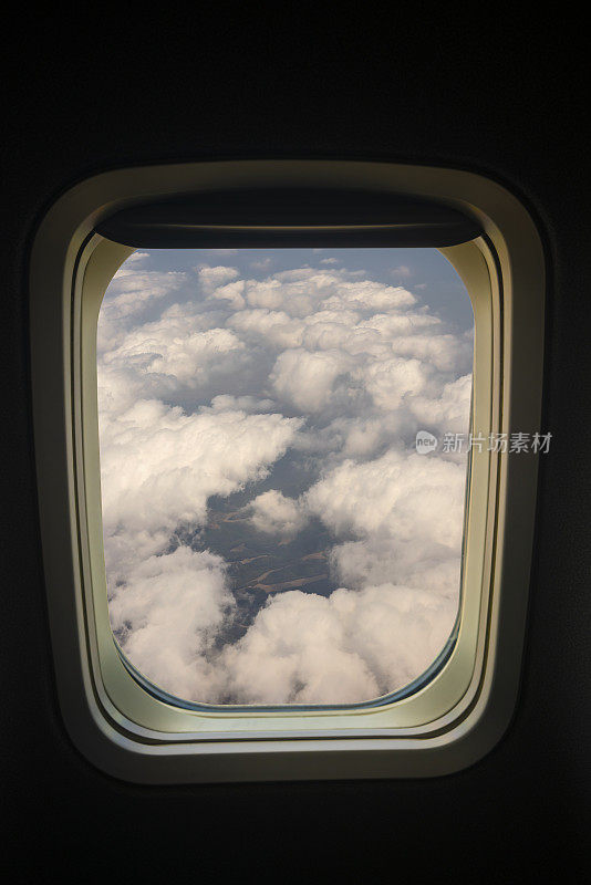 飞机窗口和云层。