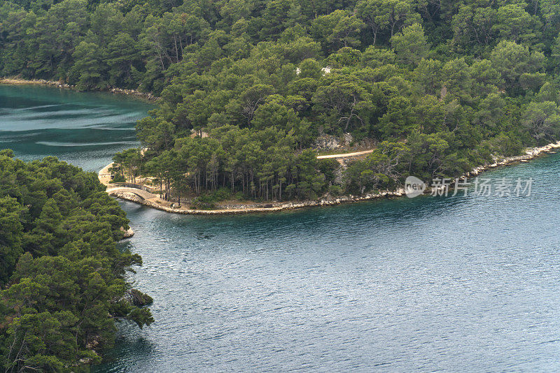 克罗地亚Mljet岛的大湖和小湖之间的桥