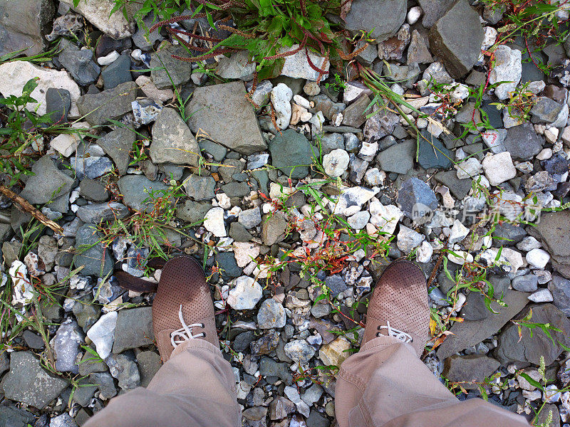 脚踩在石头上。