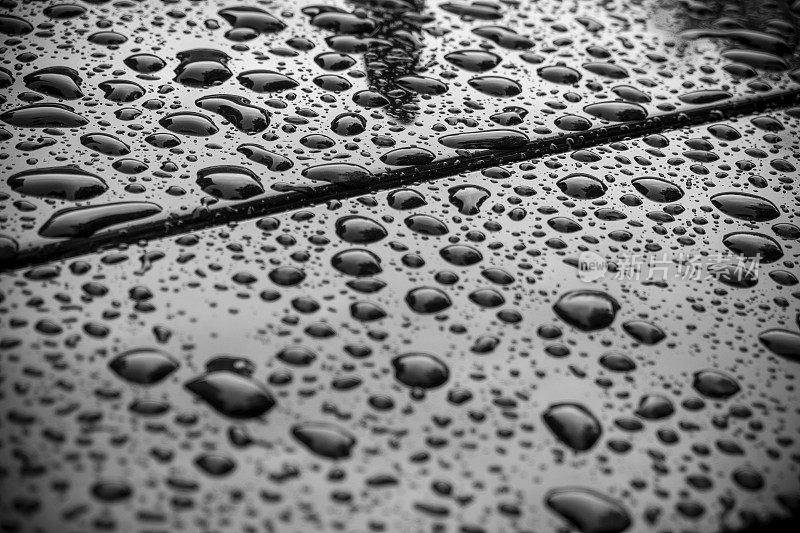 雨后雨滴落在汽车上