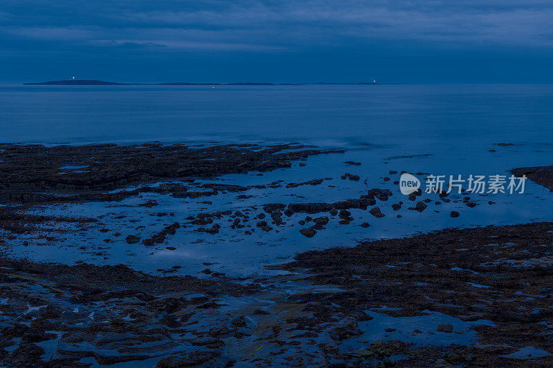 从英国诺森伯兰郡海岸看到的法恩群岛夜晚的数字增强图像。