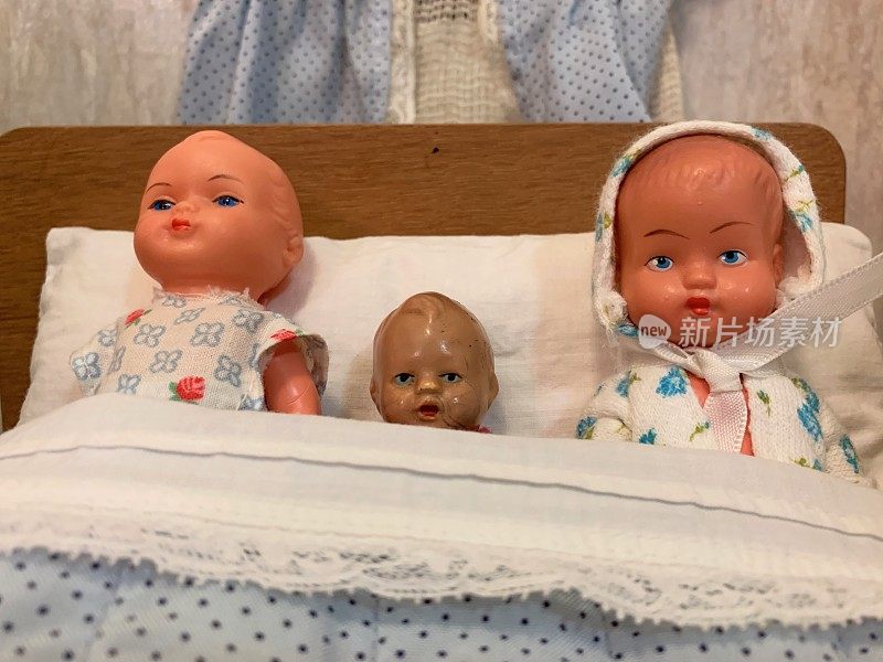 古董娃娃屋，床上有3个娃娃