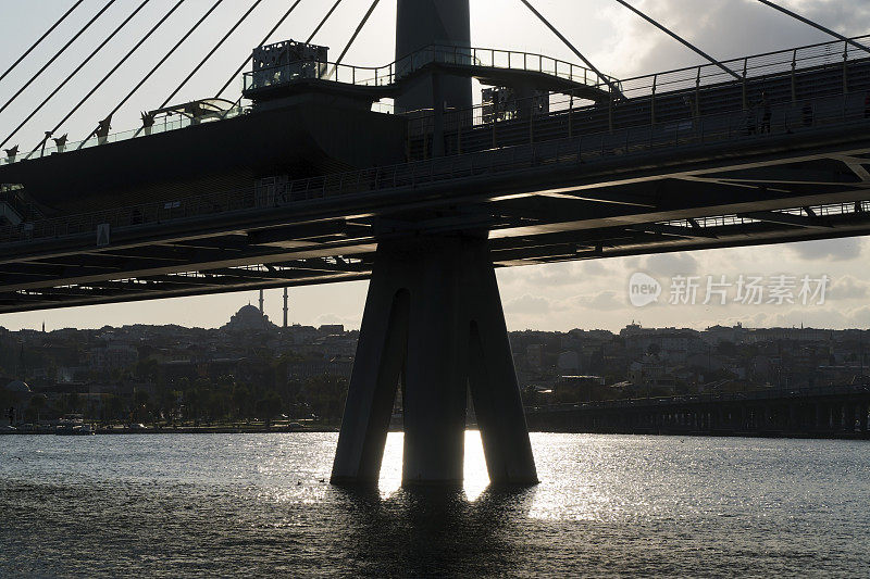 伊斯坦布尔金角地铁桥巨大钢腿的剪影