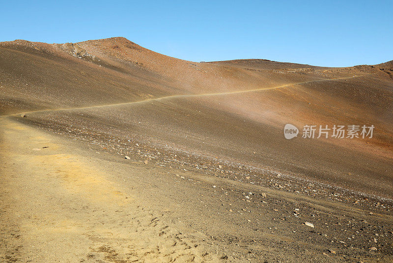 山顶的哈雷阿卡拉火山口