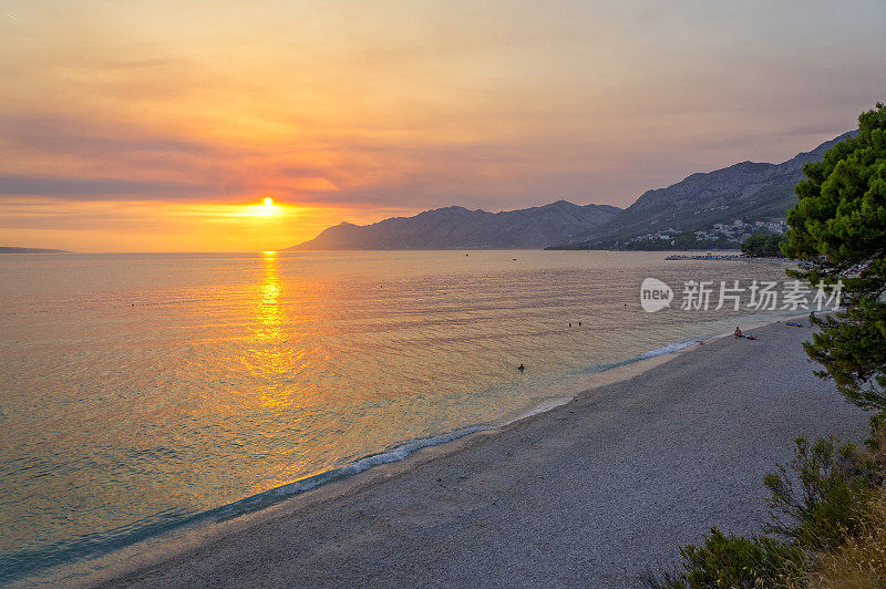 克罗地亚马卡尔斯卡里维埃拉，Baška沃达日落时的宽阔海滩