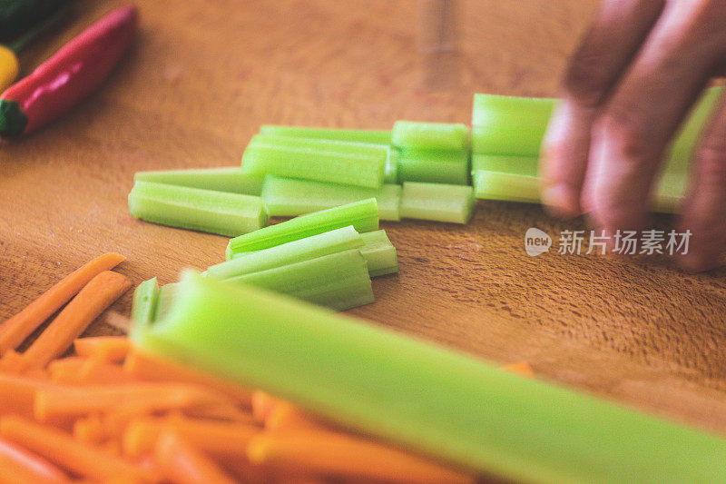 厨师用锋利的刀切芹菜，特写