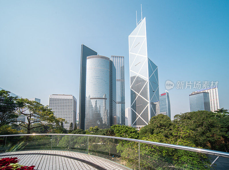 香港悉尼天际线前空荡荡的屋顶露台