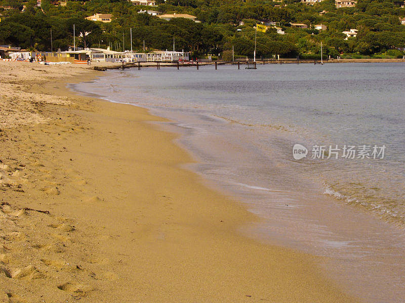 圣特罗佩瓦尔普罗旺斯海岸南部法国-世界著名的旅游胜地和度假胜地在一个温暖阳光明媚的夏日。大溪地海滩广场。