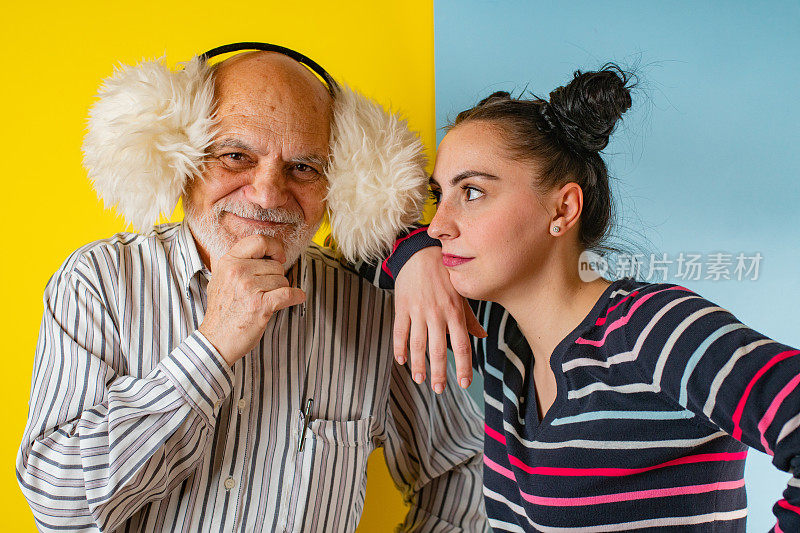 爸爸和女儿在彩色背景上做鬼脸