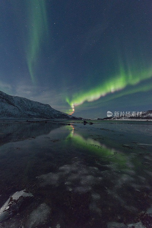 北极光挪威北部夜空中的北极光