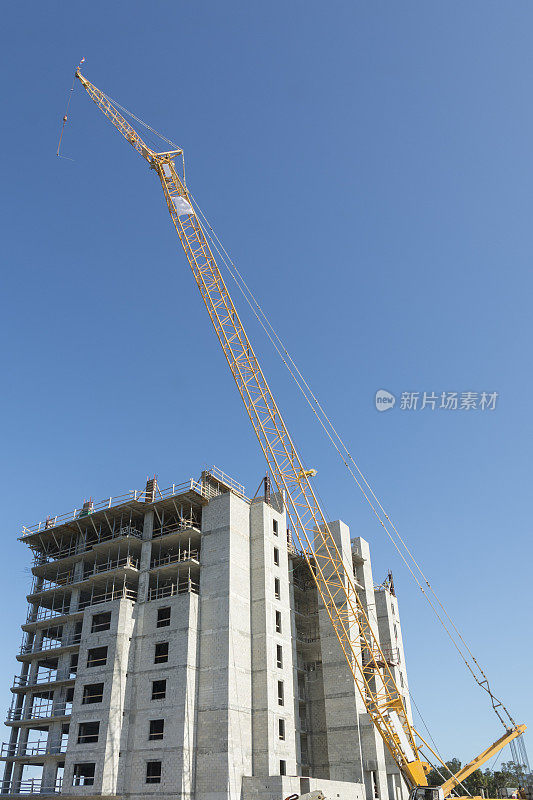 正在施工的高层建筑和起重机。