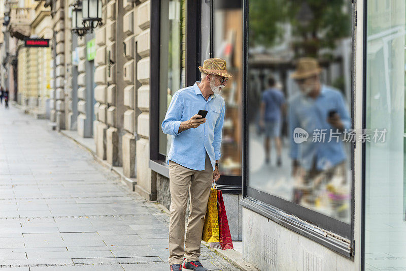 站在商店前面的老人