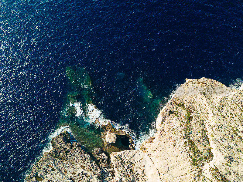 马耳他-地中海旅游目的地-圣劳伦斯在戈佐岛，蔚蓝的窗户废墟