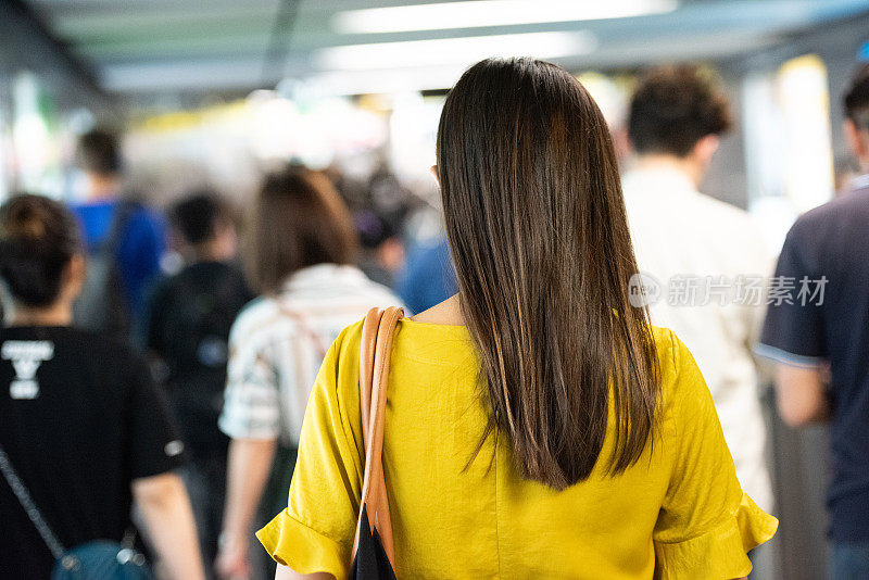 地铁里女人的后视图