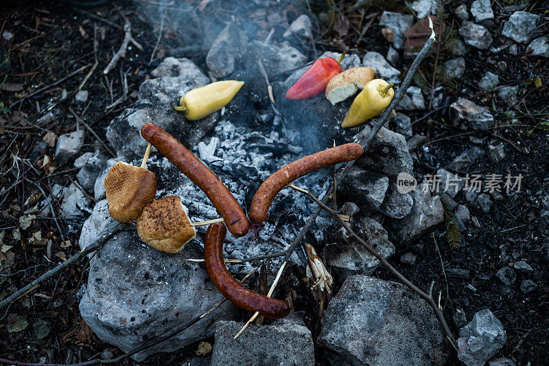 在森林里烧烤香肠