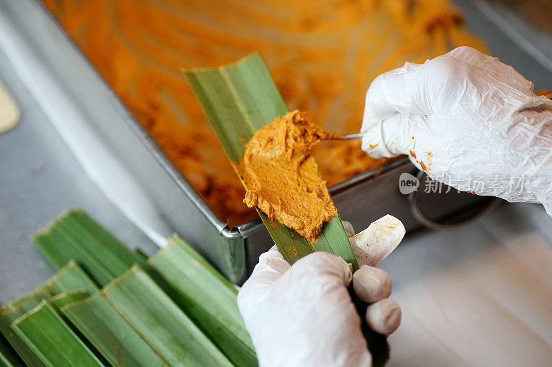 典型亚洲食品:“Otak-otak”(烤Attap叶包鱼饼)