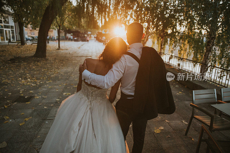 一对年轻夫妇在公园里散步