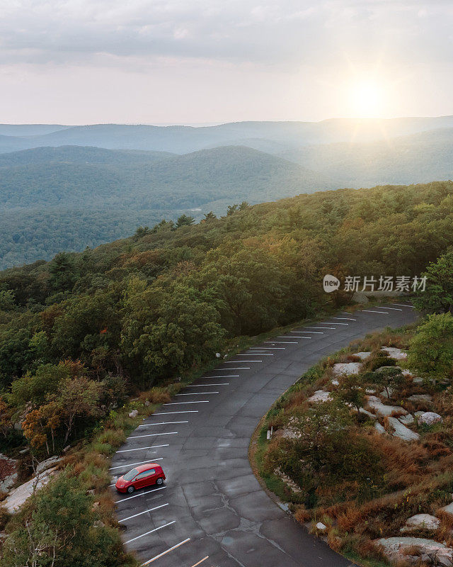 车在路上与夕阳