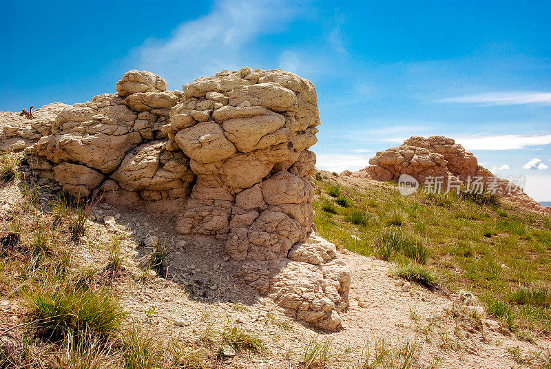 在南达科塔州的Badlands国家公园，岩石在一个阳光明媚的夏日露头