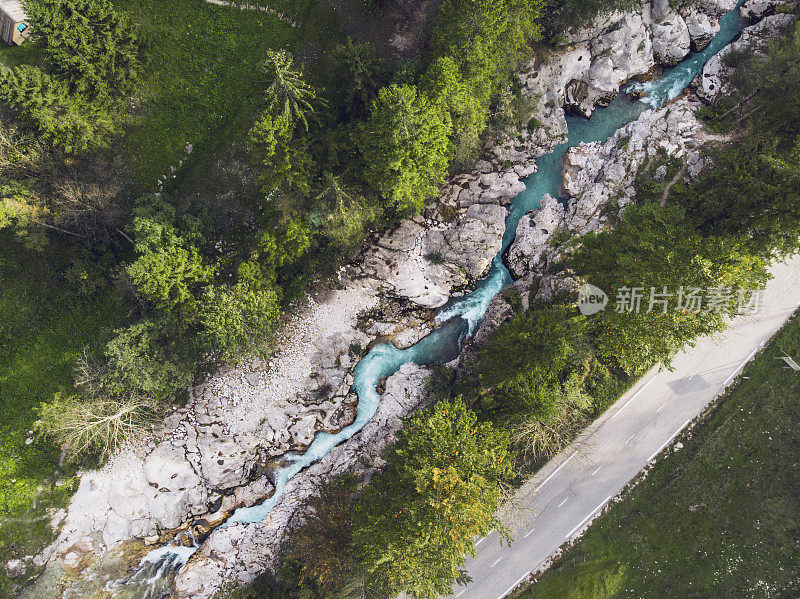 狭窄的河流Soča流过岩石