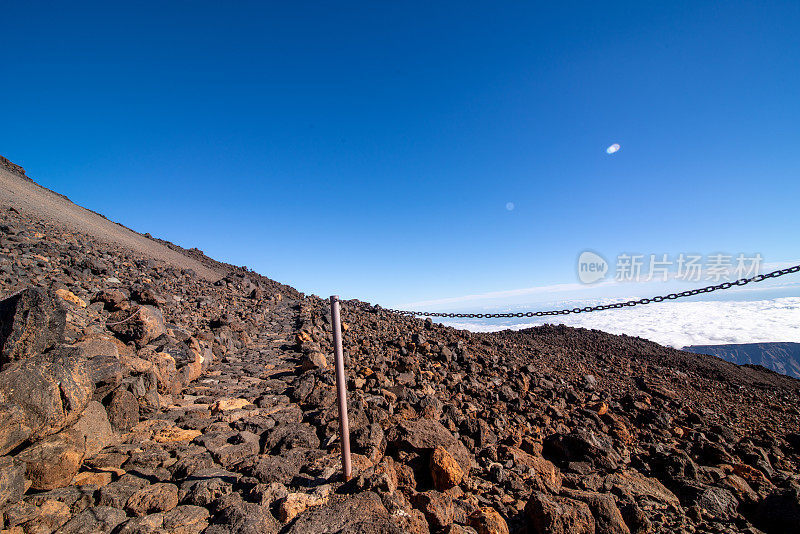 水平视图在顶部的埃尔泰德与步道和火山岩层，特内里费，加那利群岛，西班牙-库存照片