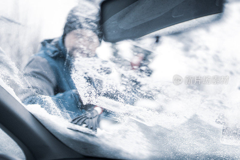 从车窗上刮冰和雪