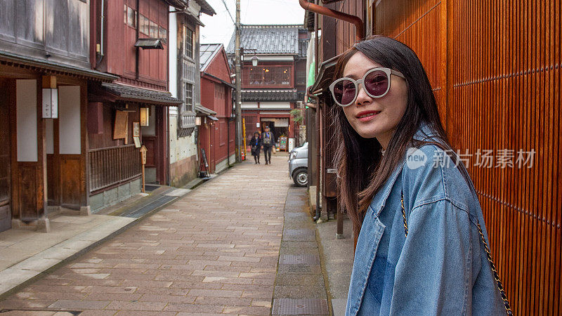 一名年轻女子在日本街头微笑的肖像。