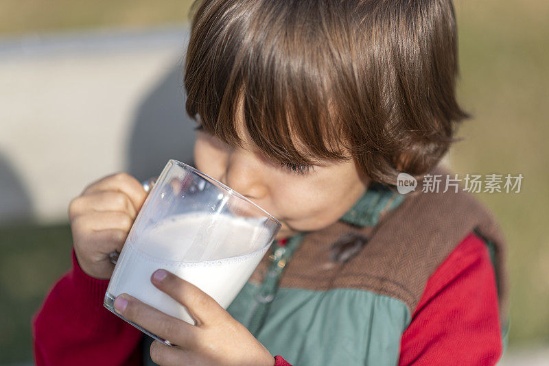 小男孩正在喝牛奶