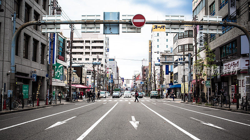 早上日本大阪空无一人的街道