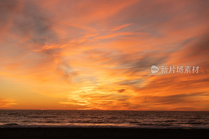 海上多彩的日落