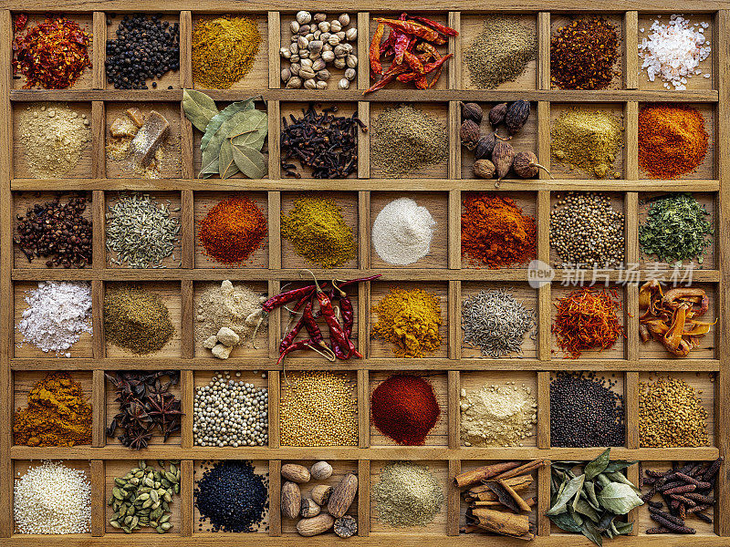 各种彩色的，有机的，干燥的，充满活力的印度食物香料在一个木箱。