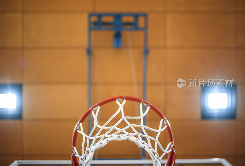 体育馆内篮球篮框的低角度视图
