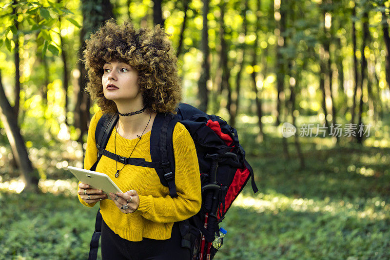 年轻的女研究员在森林里。在自然领域工作的女性生物学研究员