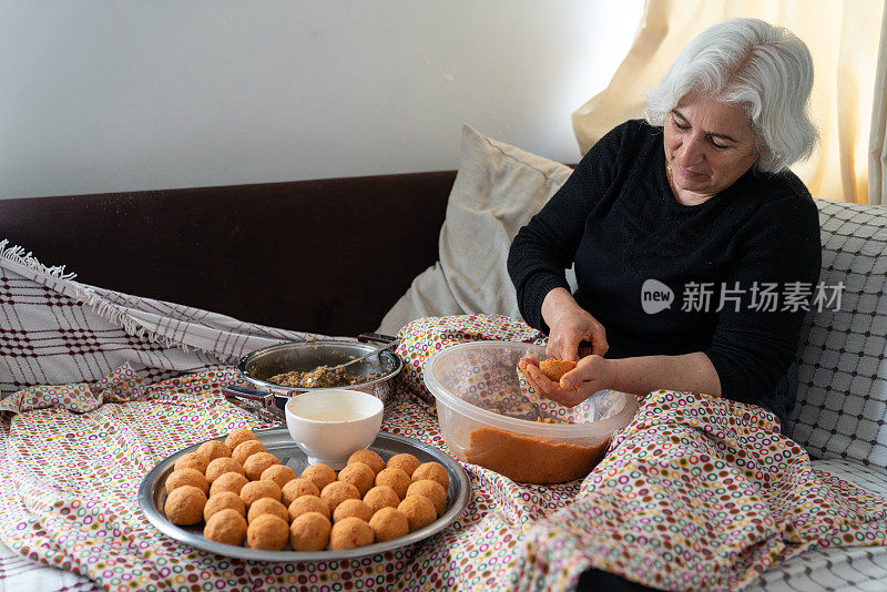 准备填充肉丸的资深女性