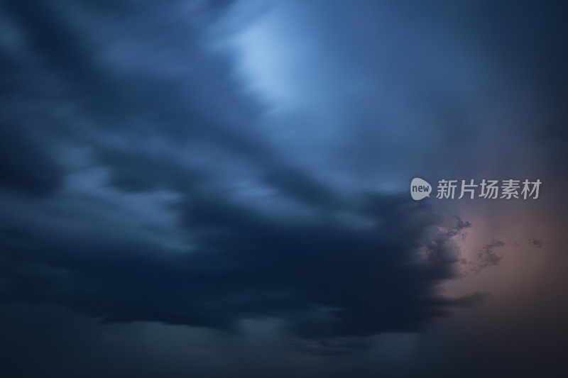 在夏天的雷雨中，黑暗的夜空中出现闪电