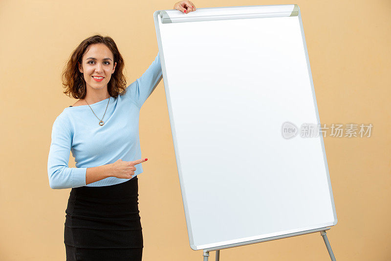 快乐的成年女人指着空白的白板