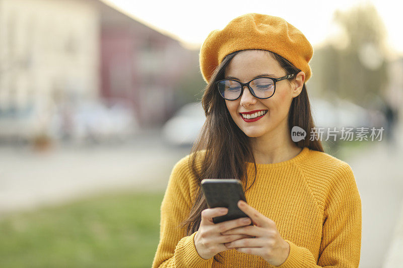 女人在她的手机上输入信息