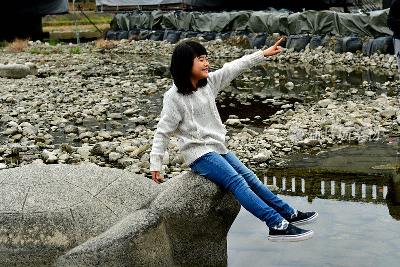 日本一名小学女孩在京都加茂河畔放松