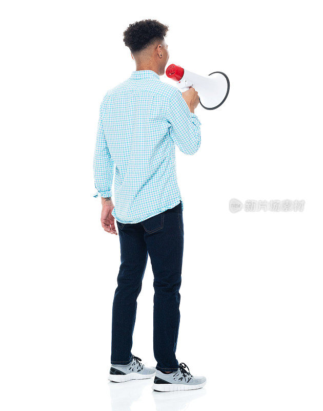 非裔美国男孩穿着衬衫举着扩音器站在白色背景前