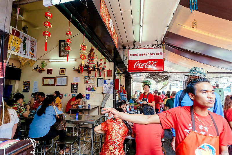 在这个亚洲大都市繁忙的街道上有很多受欢迎的快餐店