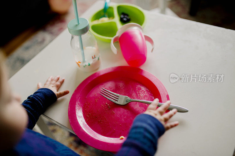 幼儿吃完一盘食物