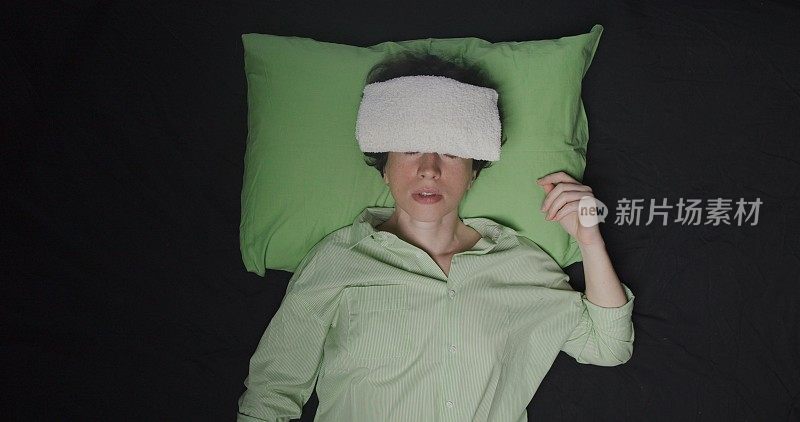 躺在床上的女人有感冒或流感的症状