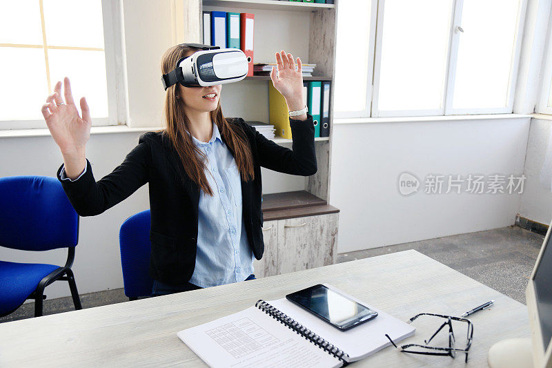 女性使用虚拟现实