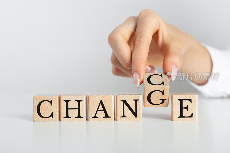 木质立方体，“change”为“chance”