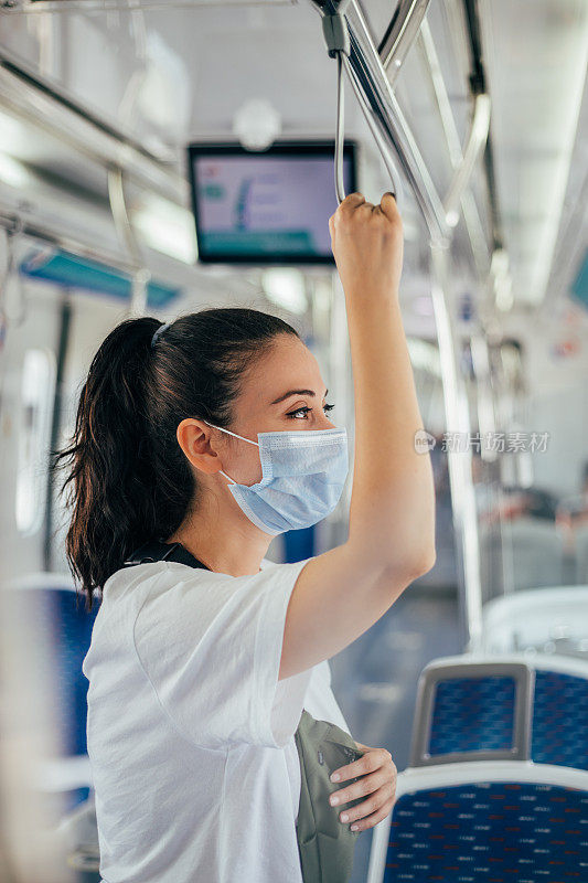 在火车里戴着外科口罩的女人为了保护自己coronovirüs