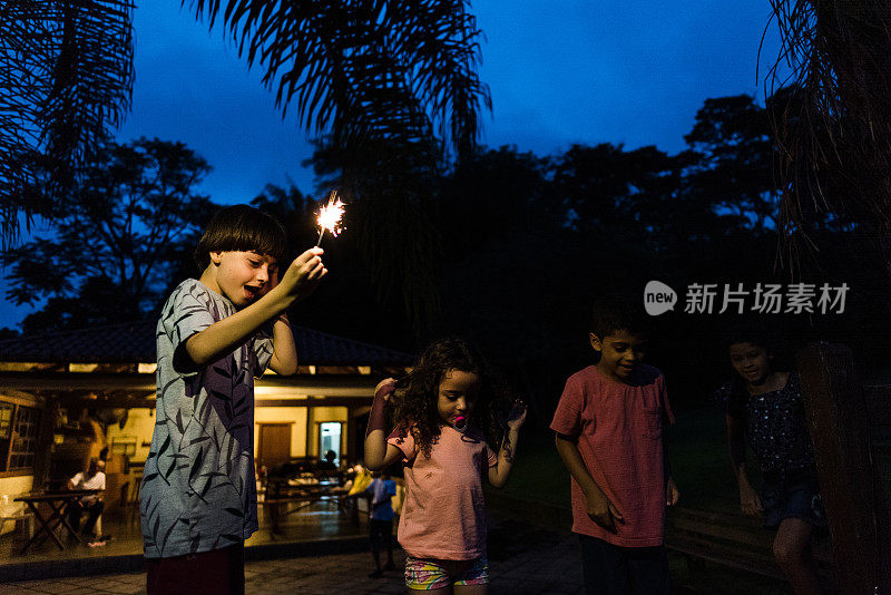 孩子们用亮晶晶的烟花迎接新年