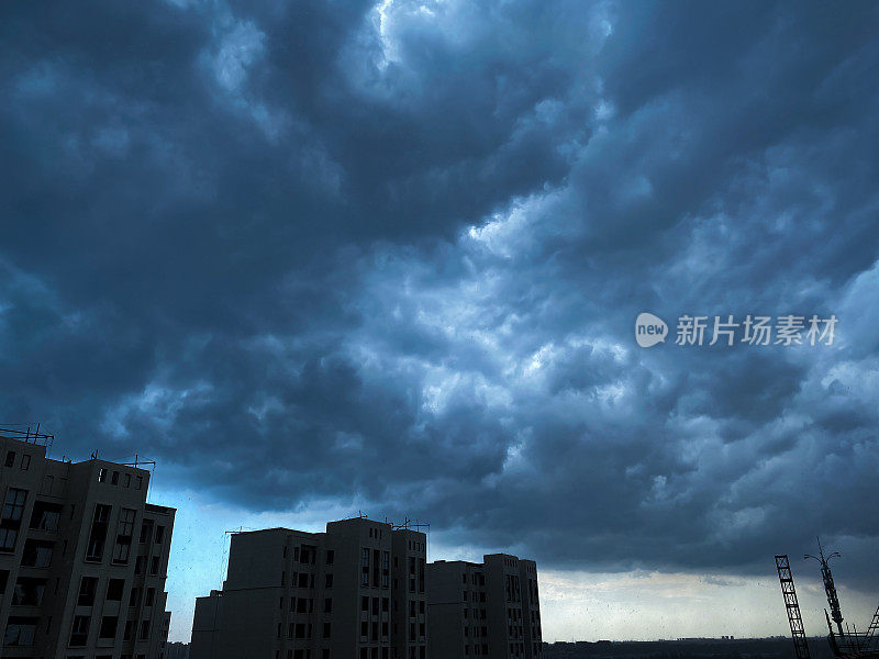 以暴风云为背景