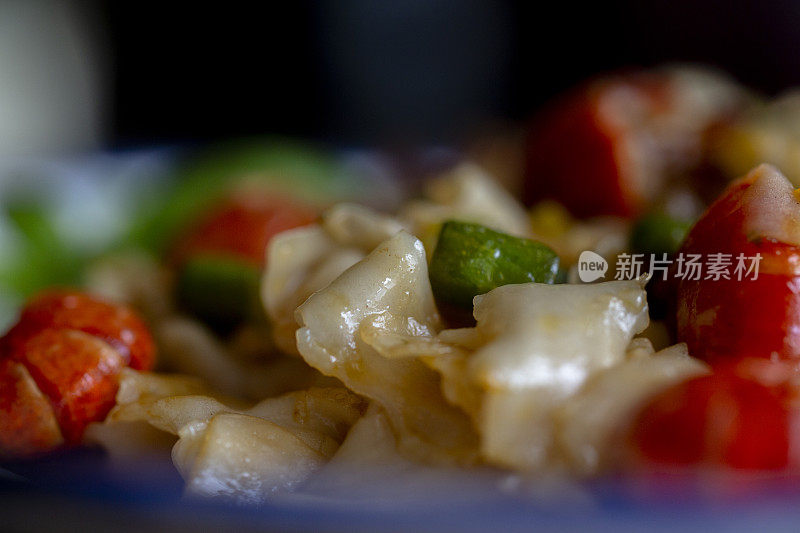 中式自制炒面，配小龙虾和叶菜