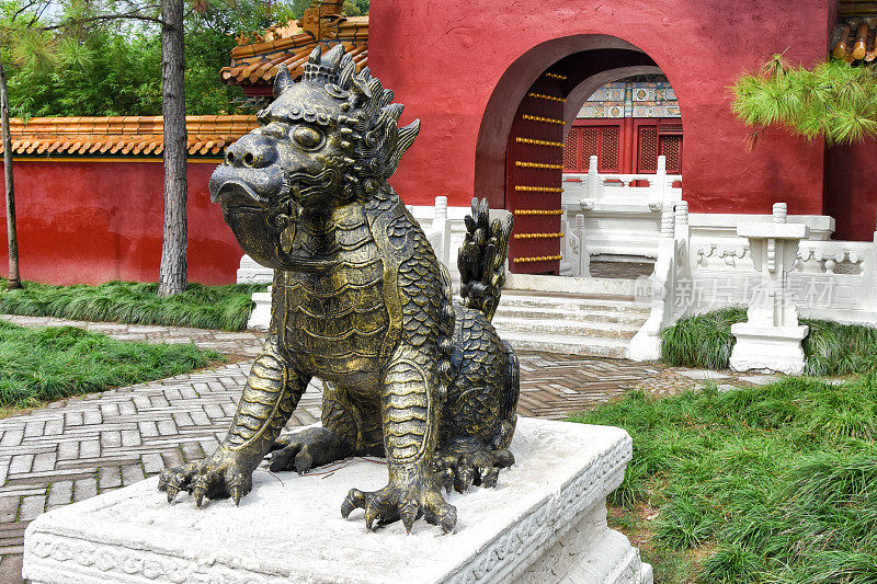 中国浙江省横店影视城的青铜龙形象。