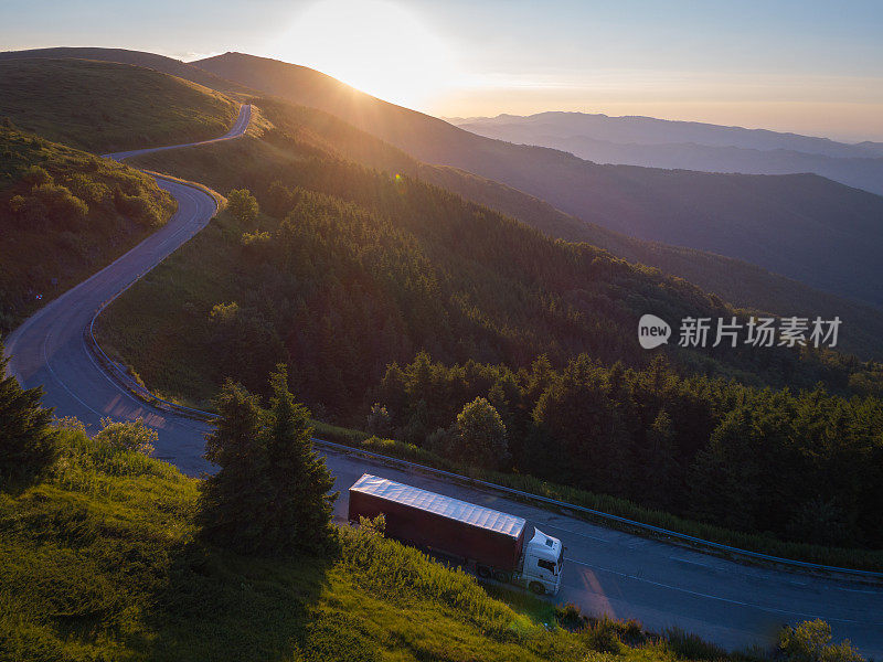 日落时分，快递公司的卡车在山口行驶。